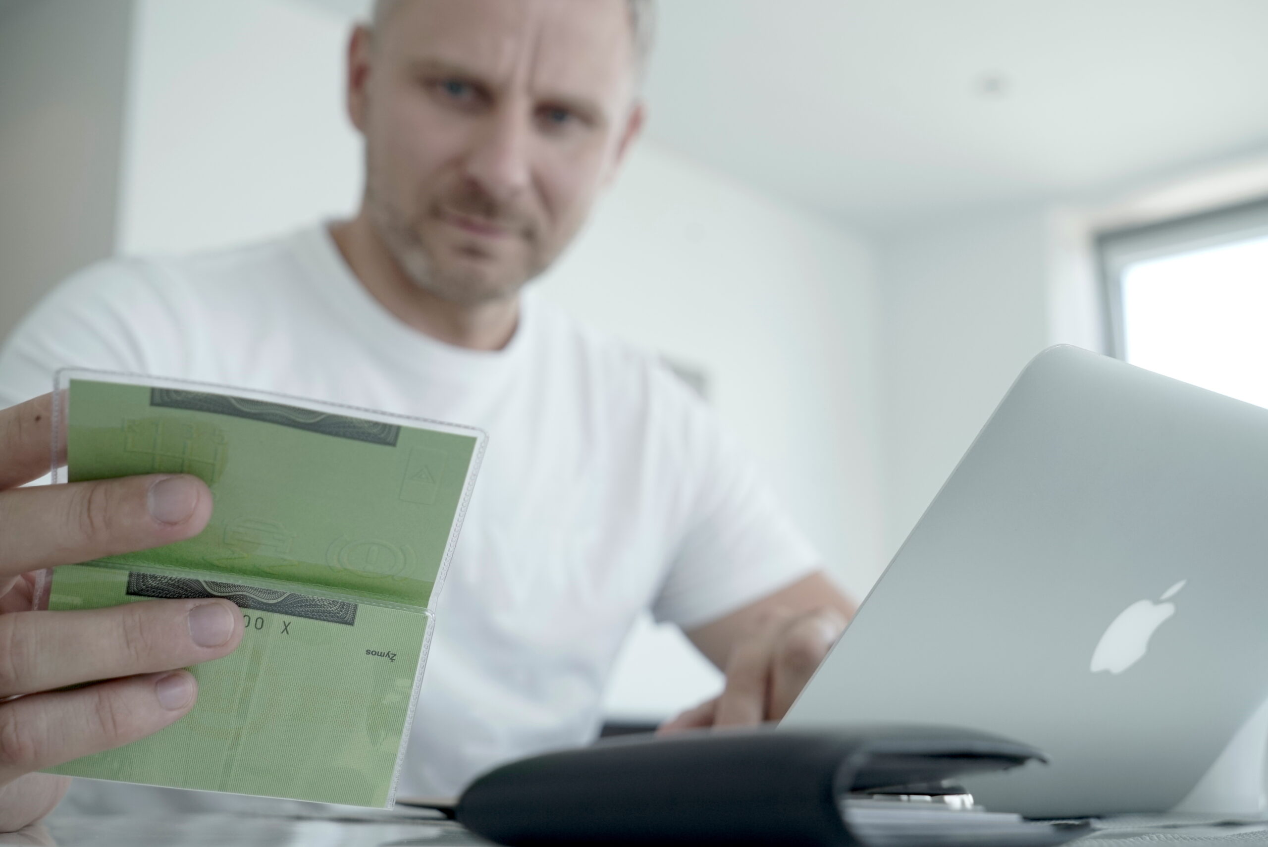 vyras naudojasi elektroninėmis paslaugomis