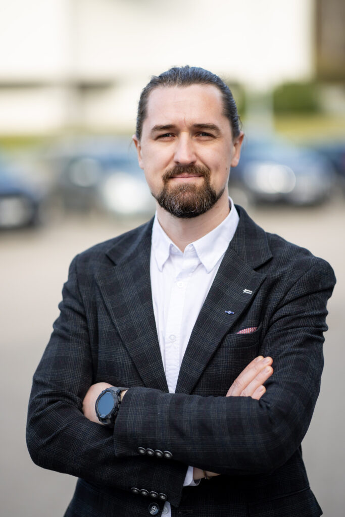 Vyras automobilių fone